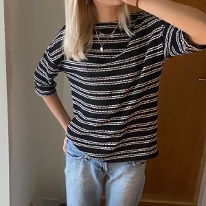 Stickad t-shirt - Skitsnygg stickad t-shirt, aldrig använd☺️