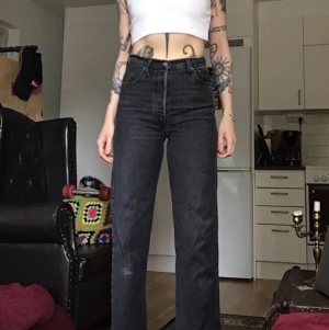 Levi’s ribcage 25*29 - Gråa levi’s ribcage storlek 25*29, använda men i fint skick! 