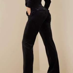 säljer mina använda svarta juicy couture byxor då dom blivit för stora för mig och inte riktigt kommer till användning längre💓
