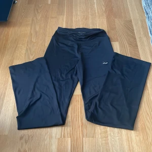 Träningsbyxor från röhnisch - Oanvända träningsbyxor från Röhnisch med bootcut. 