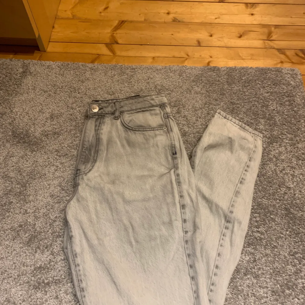 Ett par assnygga gråa jeans från Ginatricot! Storlek 38 💞 Kom med bud om det satta priset inte passar💕🌸 Kan skicka 🌟. Jeans & Byxor.