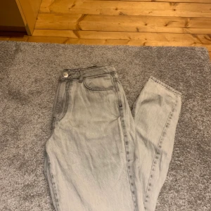 Gråa Jeans - Ett par assnygga gråa jeans från Ginatricot! Storlek 38 💞 Kom med bud om det satta priset inte passar💕🌸 Kan skicka 🌟