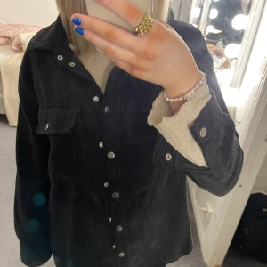 Ribbad skjortjacka Gina Tricot - Säljer en av mina favorit höst/vår jackor, då den inte längre kommer till användning🤍 den är i ett fint skick och passar till det mesta. Den är perfekt nu eftersom man kan ha en tjockare tröja under😍 Den är från Gina Tricot i storlek M. Frakt tillkommer🤍