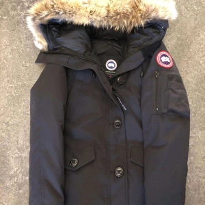 Canada goose  - Hej säljer min canada goose vinter jacka i chetau parka jackan är inköpt förra vintern den är inte synligt använd och inga defekter elr slitage hör av dig vid intresse😊