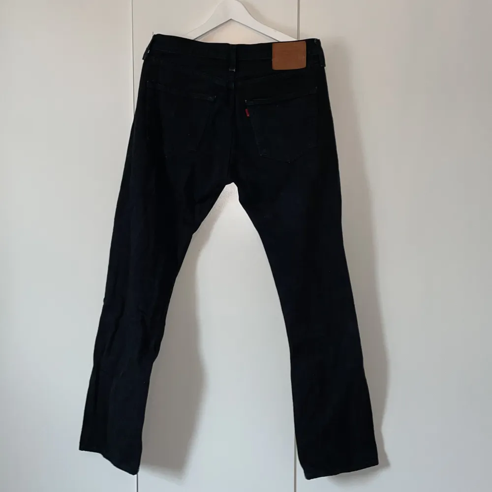 Levis 501, svart W32 L32 Använda i ca1år. Jeans & Byxor.