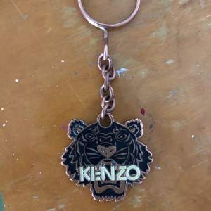 Riktigt fresh nyckelring från kenzoz  