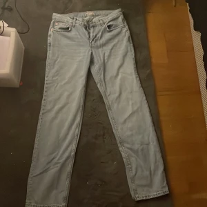 Jeans - Hej säljer mina jeans pegrund av att jag inte tycker om dom längre bra skick inga skador lite baggy.