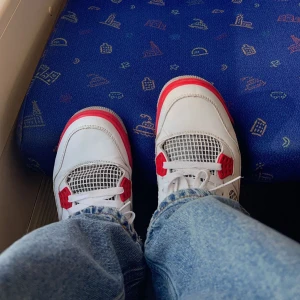 jordan 4 - jordan 4 fire red, köpta för ett år sedan men sparsamt använda! Storlek 39-40 säljs då de är förstora och vill helt enkelt bli av me dem då de ej används