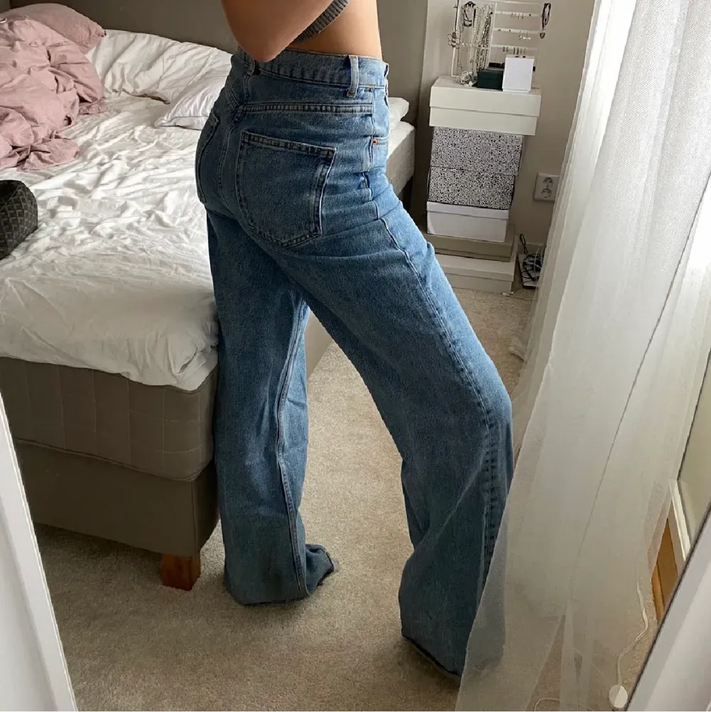 Raka breda jeans från zara i storlek 36, köpta för mer än ett år sen, superfina och ganska välanvända. 85cm i innerbenet. Jeans & Byxor.