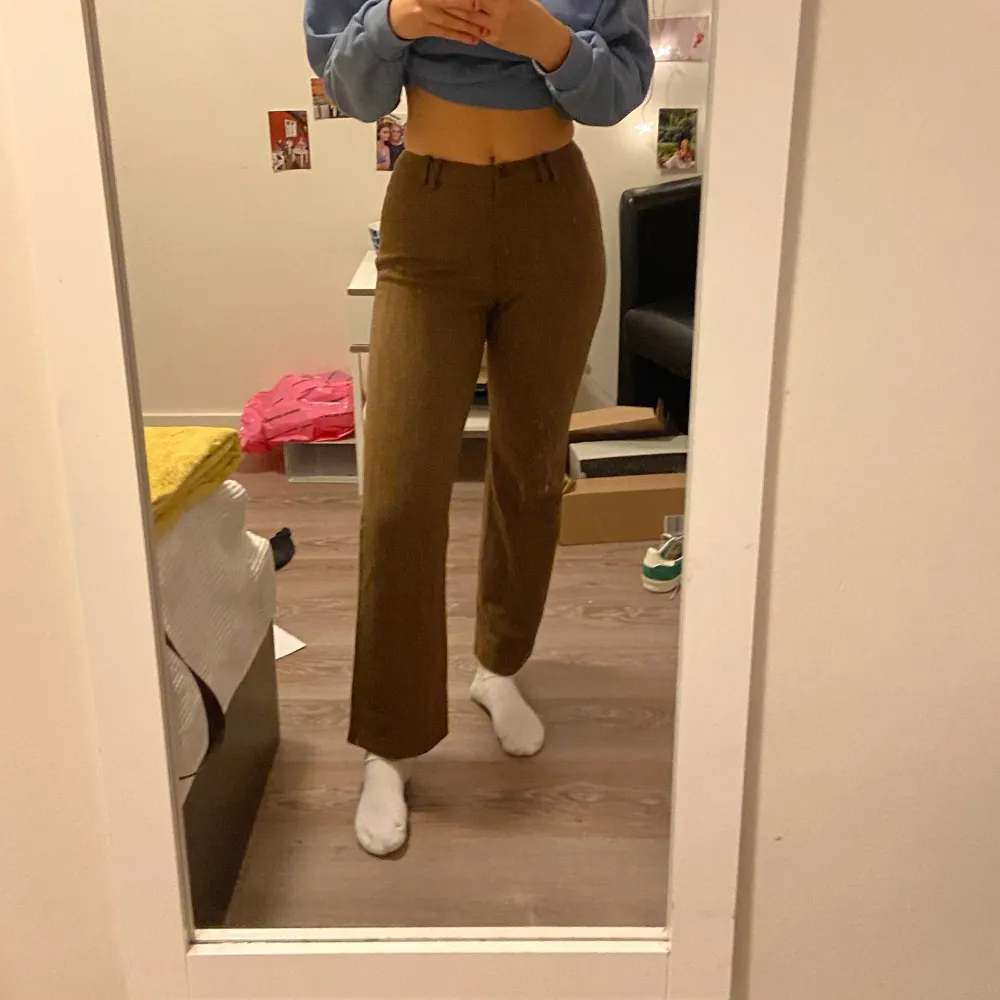 Bruna kostymbyxor i ull! Köpte dessa på en märkes secondhand i Köpenhamn men säljer då dessa är lite för små för mig! Använda fåtal gånger men är som nyskick!. Farkut & Housut.