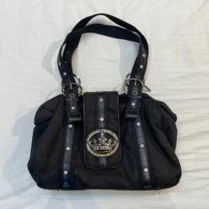 Väska  - Svart rymlig väska från Friis and company med så snygga detaljer💕 bra skick men några rhinestones har ramlat av kronan men går o limma på nya