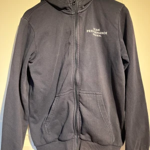 Peak performance zip-hoodie - Peak performance zip-hoodie i storlek 160 Marinblå men lite urtvättad därav priset Pris: 120kr + frakt Pris går att diskutera