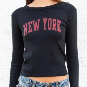 tori new york top  - långärmad topp från brandy melville<3 supersnygg men har tyvärr inte kommit till användning. köpte för 220kr och säljer för 150 + frakt💋