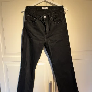 Pull&bear raka jeans med slits - Använda ca 5 gånger då de är för stora för mig Pris: 130kr + frakt