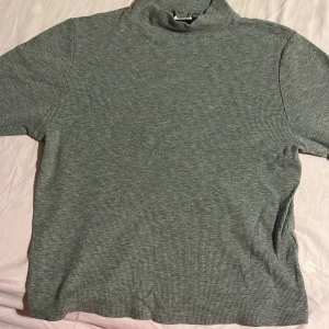 Gina tricot - Väldigt fin tröja i fint skick sitter som en S-M 