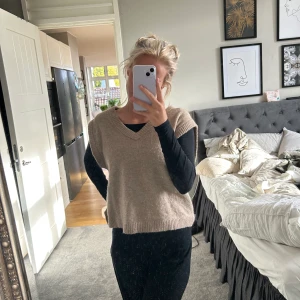 Stickad väst  - Stickad väst från H&m  Storlek xs  Västen är rätt stor i storleken, jag är naturligtvis S/M 