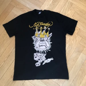 Svart rhinestone ed hardy t shirt - Clean ed hardy t shirt med rhinestones storlekXXL men är mer som en vanlig L