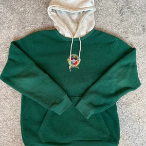 Adidas hoodie - Adidas hoodie i skitskönt mysigt material, luva sitterihop med tröjan ser ut som 2 tröjjor, perfekt till vintern Stl m Meetup uppsala Frakt 59kr Skriv för frågor