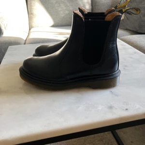 Dr Martens Boots - Säljer mina svarta Dr Martens Chelsea Boots då de inte kommer till användning. Använda 2 ggr och är i superfint skick. Storlek 376 men passar en 36/37a då jag själv är en 37 och hade storlek 36 på mina förra par.   Nypris 1899:- mitt pris 700kr 