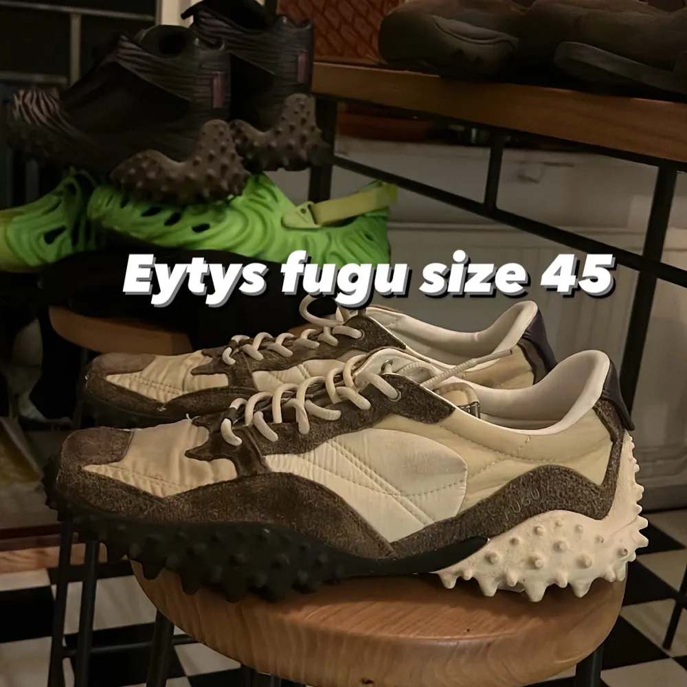 Eytys fugu blå och brun använda men inte så slitna säljer ett par för 800 båda för 1200. Skor.