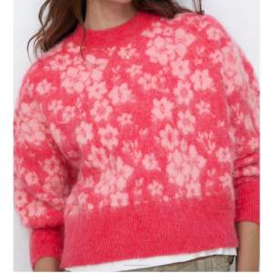 Använd inte köp nu!  Assnygg stickad tröja från zara, inköpt i vintras för 399kr! Oanvänd då det inte är min stil längre!❣️