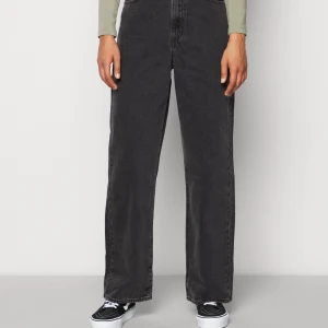 Levisjeans highwaisted straight - Supersnygga Levis i färgen "breathe in" till superpris, knappt använda eftersom de är lite för stora i midjan för mig.