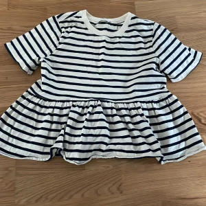 Topp  - Säljer den hör super söta randiga tröja från zara köpt förra sommaren! Säljer pga ingen användning längre! Skriv privat för frågor ❤️ 