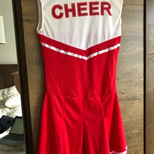 Cheerleader klänning - Cheerleader klänning i storlek XS. Några små fläckar på sig så därför jag säljer den så billigt!