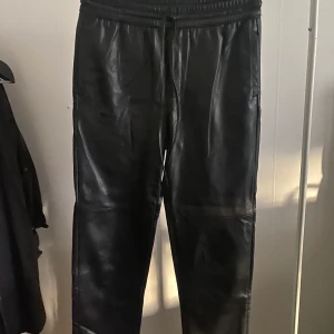 Svarta skinnbyxor - Snygga svarta skinnbyxor från Gina Tricot som inte används längre. Pris kan diskuteras 
