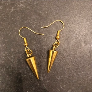 Örhängen  - Super coola örhängen med guldiga nitar. 85kr (frakten kostar 15kr). Hör av er vid intresse eller funderingar. Finns även i silver. Självklart oanvända💞💓🥰