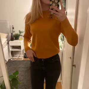 Orange ull tröja - Orange tröja i 100% Ull. Den är väldigt finstickad, skön och varm. Den är använd 1 gång och rekomenderar att handtvätta. I fint skick. ❤️ perfekt till hösten!