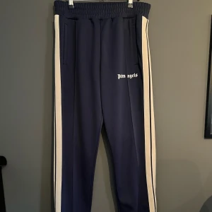 Palm Angels trackpants - Har knappt användt, säljer för att jag behöver pengarna isället 