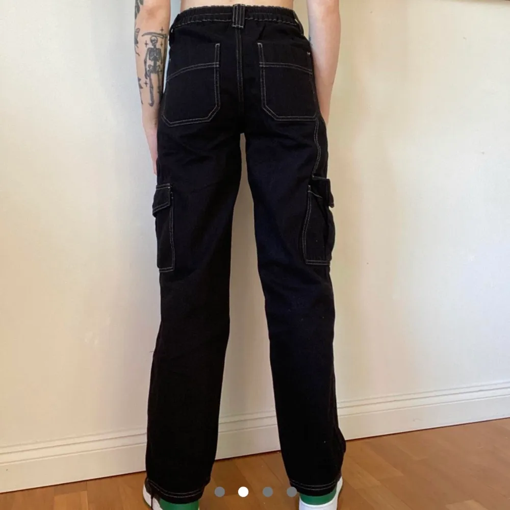 Svarta cargo/workwear byxor från BDG  Storlek W24 L32  Endast provade   Original pris 850kr  Pris kan diskuteras ☺️. Jeans & Byxor.