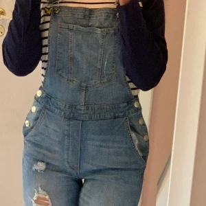 Jeans hängsel byxor - Ett par jeans hängselbyxor från H&M i storlek 36.  Använder fåtal så är i en bra skick. Mötas upp i Stockholm eller fraktar. Köpare står i frakt.🤍  