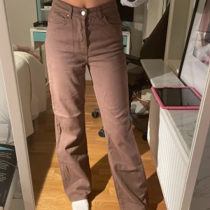 Snygga bruna jeans - Regular Wide jeans använda ett fåtal gånger. Waits 29, lenght 32, själv är jag 175 cm lång. 😊