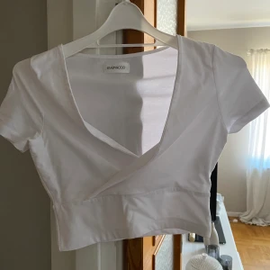 Topp  - Kortare topp, storlek S. Nyskick 