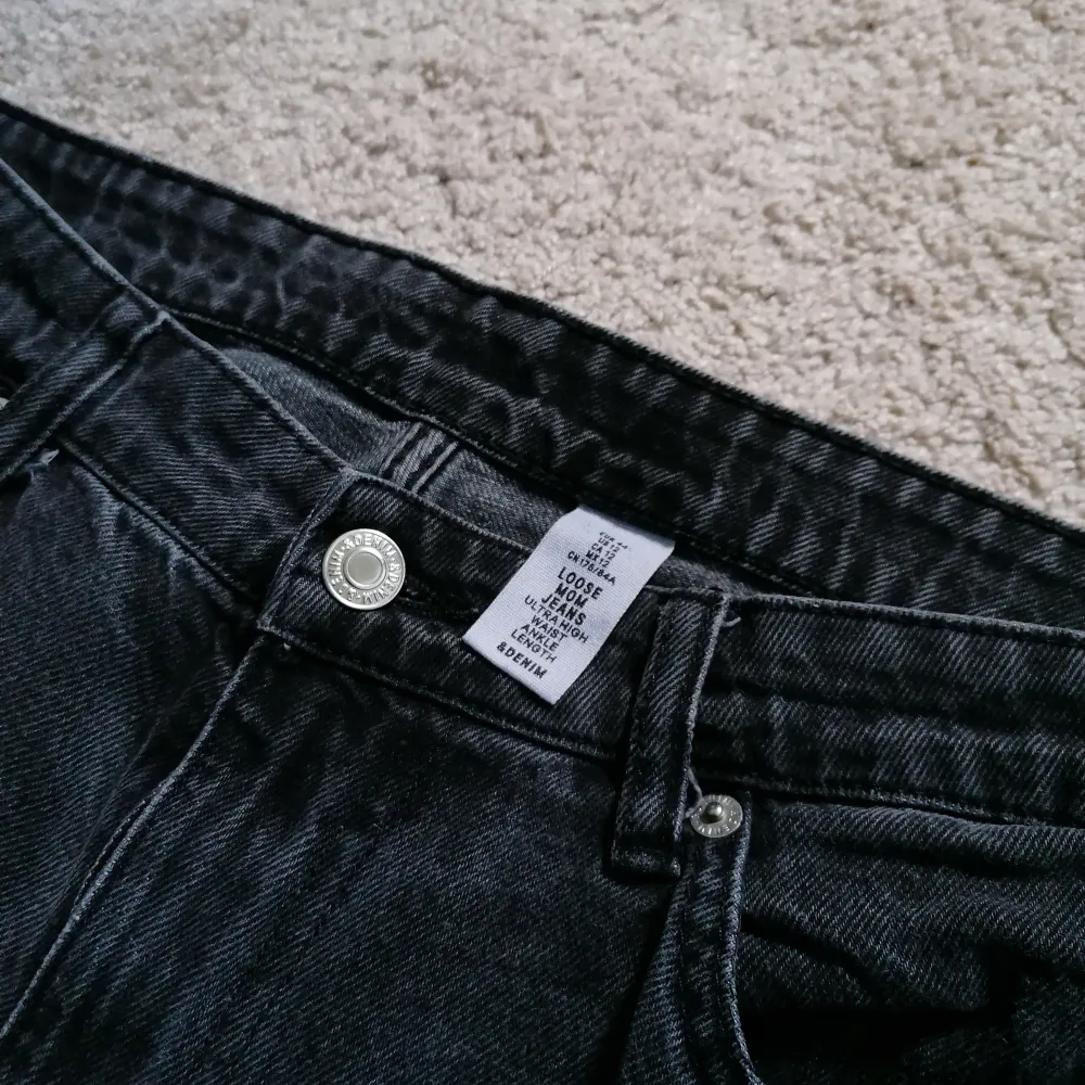 Loose mom jeans. Ultra high waist, ankle length. Made of 100% cotton. . Jeans & Byxor.