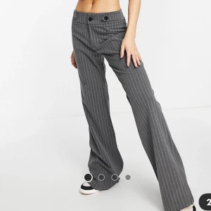 Gråa kostymbyxor  - Prislappen kvar! Säljer dessa otrolig snygga slutsålda byxor från ASOS i storlek S. Säljer pga köpte två storlekar. Nypris 639 kr.  