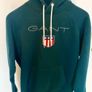 GANT huvtröja storlek M  - Mörk grön huvtröja från GANT i storlek M. I bra skick! 