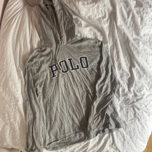 Rauf lauren tröja - Det är en fin houudie som jag inte får anvsibgs av den är köp i USA för typ 3 år sen.