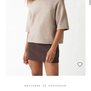 & otherstories  - Populär stickad tshirt från & otherstories, säljer för 300kr Köpt för 590 Storlek s KÖP INTE DIREKT