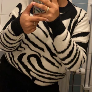 Snygg tröja  - Helt ny köparen står för frakt budgivning om flera intresserade, nypris 549kr 