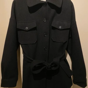 NLY Trend kappa - Använd fåtal gånger, nypris 699kr, köparen står för frakt