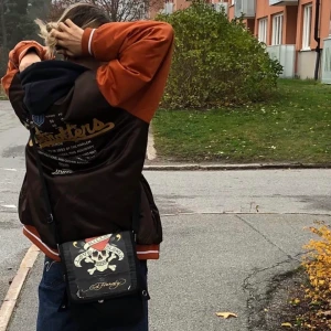 Collage jacka - Funderar på att sälja min vintage collage jacka, köpt secondhand så den är i använd skick. Älskar verkligen denna men har tröttnat lite. Det är väldigt oversized på mig som har Xs-S men sitter super snyggt ändå. Säljer nog bara om jag får bra bud