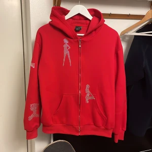 Unrealistic ideas rhinestones zip up - Storlek: XS/S men är oversized 
