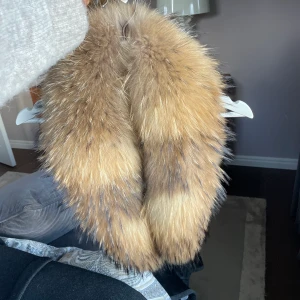 Pälskrage - Separat pälskrage från Hollies i äkta päls, kan användas att ha på en jacka exempelvis🤍