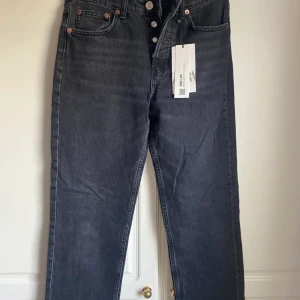 Mid Rise straight jeans från Zara - De populära zara jeansen som är änvånda ett fåtal gånger i storlek 38! Nytt pris 359, mitt pris 200kr.