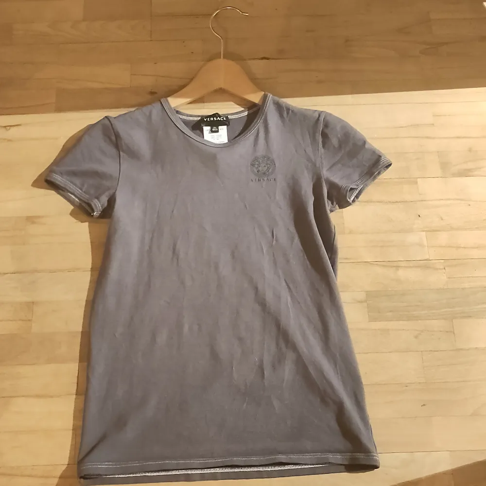 En vercahe tröja inga tydliga defekter. Står att det e storlek 164 men den e betydligt mindre . T-shirts.