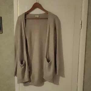 Långkofta  - Stickad långkofta i strl S, lite nopprig därav priset 