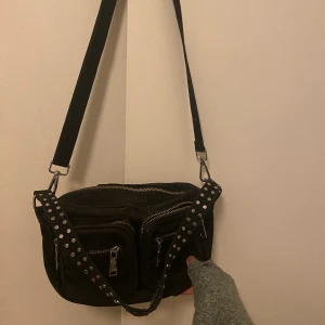 noella väska - säljer min noella celina väska!! har varit väldigt användbar för mig men är inte min smak längre. finns inga tecken eller defekter av användning på den.                                  Nypris: 700kr ✌️